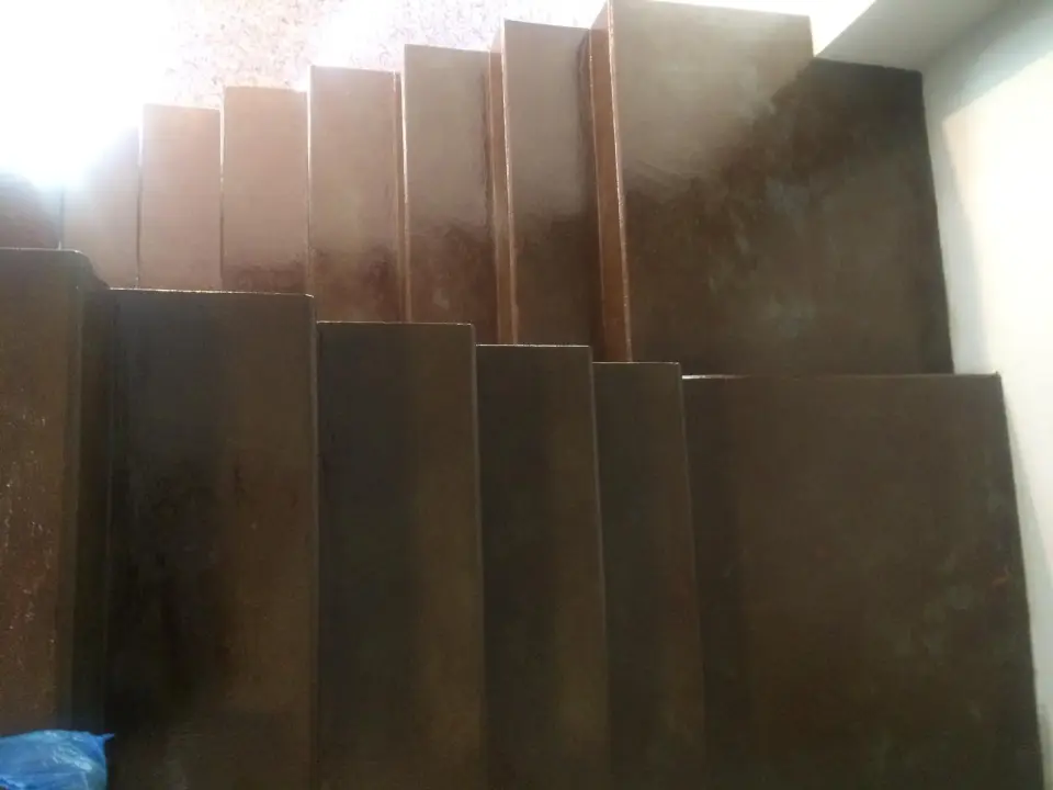 Scala rivestita in resina