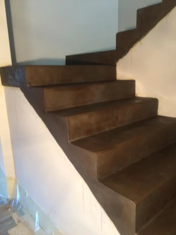 Scala rivestita in resina
