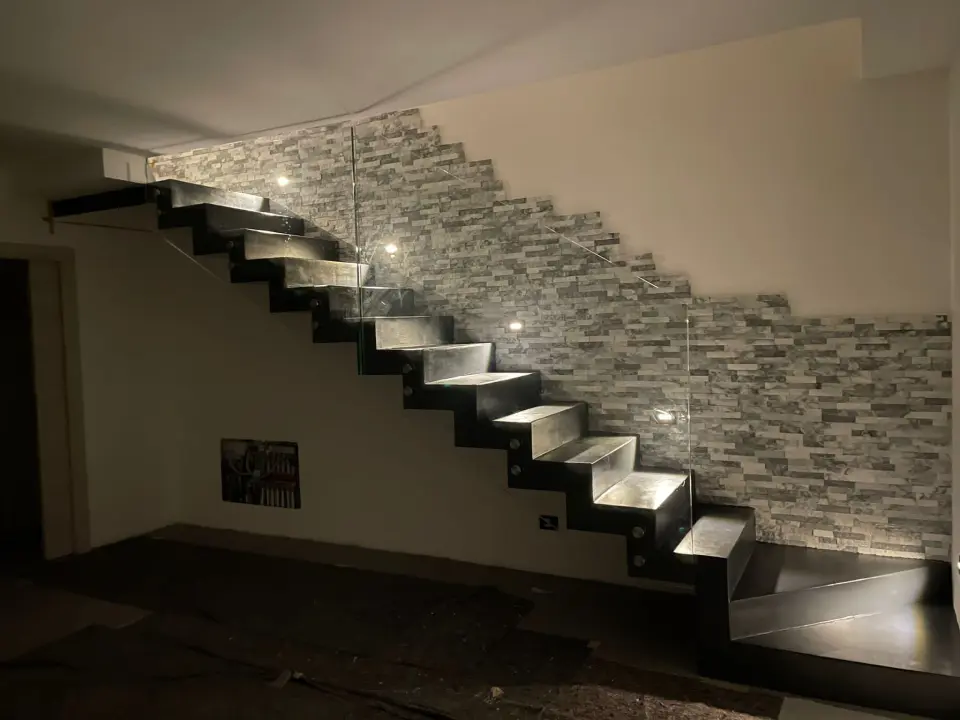 Scala rivestita in resina