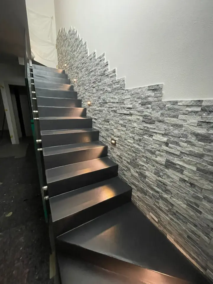 Scala rivestita in resina
